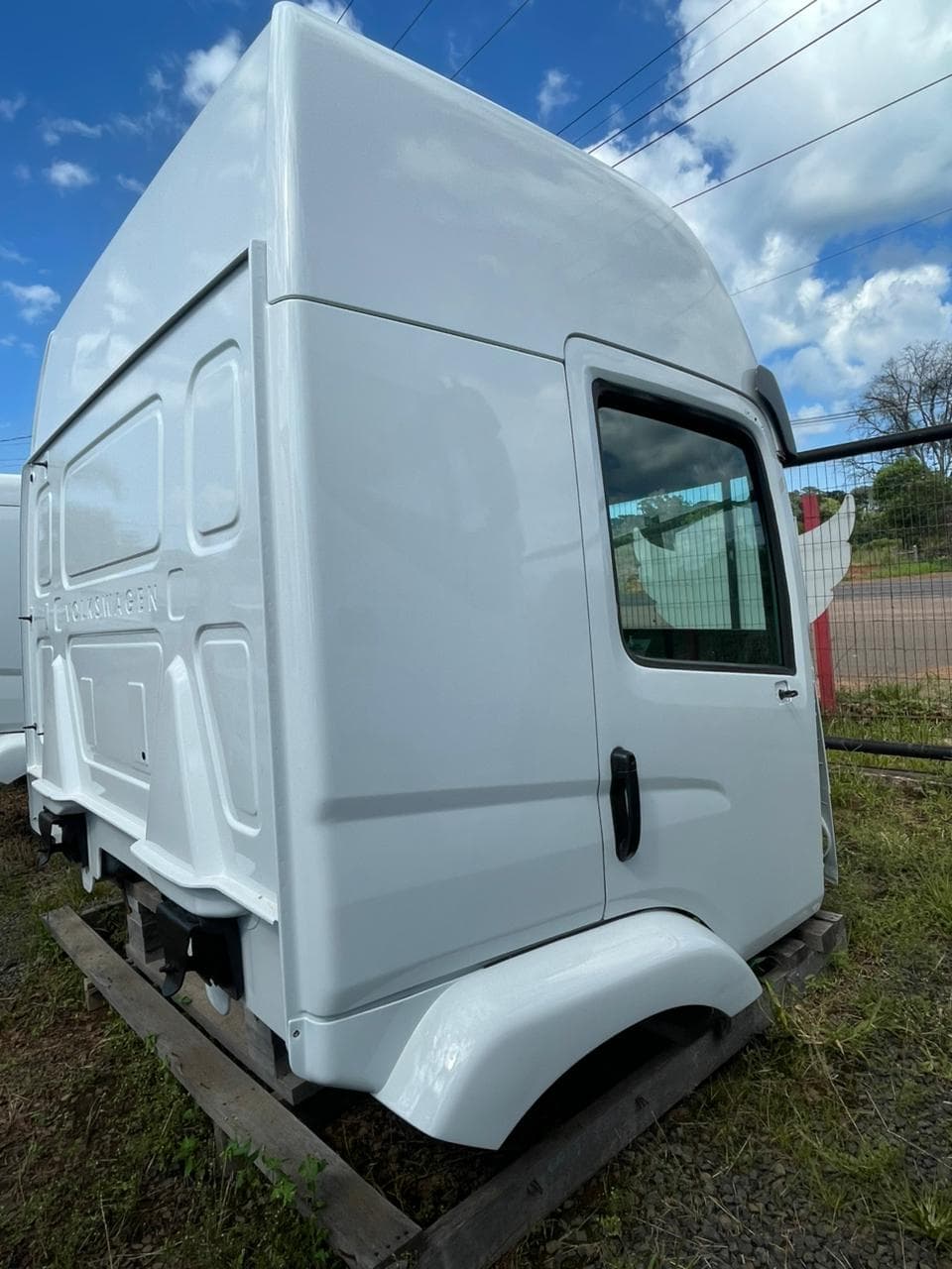 Cabine Volkswagen Constellation Teto Alto Completa