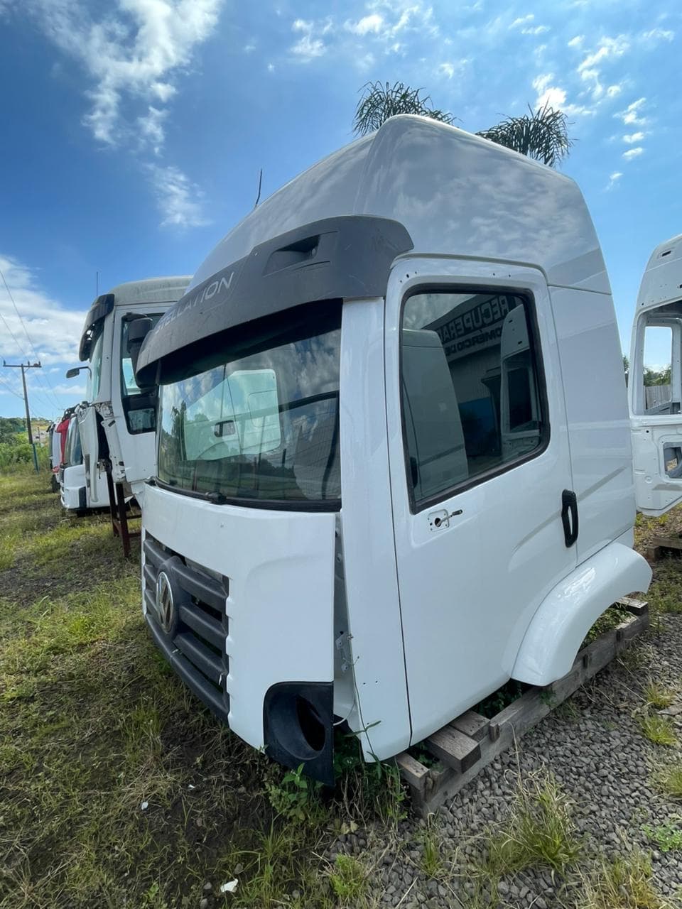 Cabine Volkswagen Constellation Teto Alto Completa