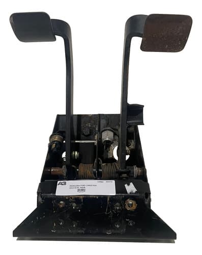 004733 Pedaleira Ford Cargo 816 2014