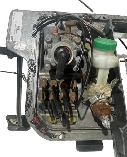 004718 Pedaleira Volvo Fh 2011 8189958 Com Detalhe