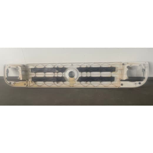 005574 - Grade Dianteira VW Worker 8120/8150/9150 com Detalhe - Usada